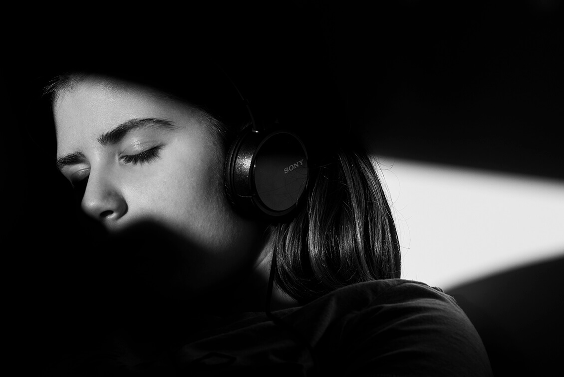 Foto de chica joven con cascos de música
